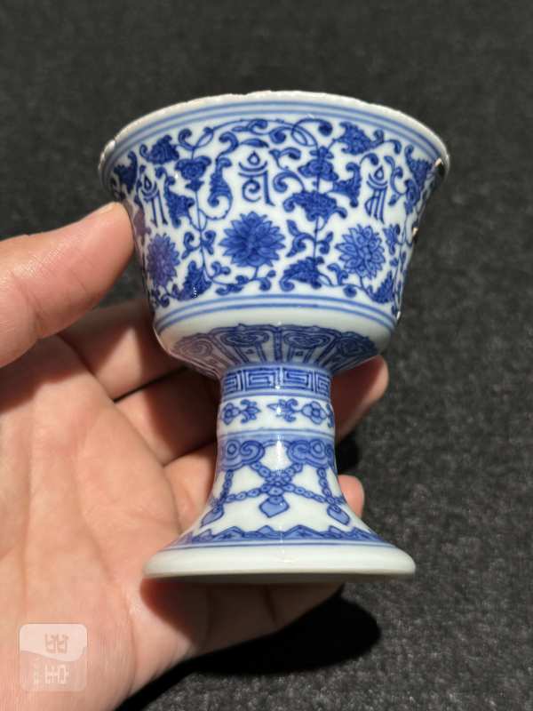 清乾隆 青花莲托梵文高足杯 - 图5